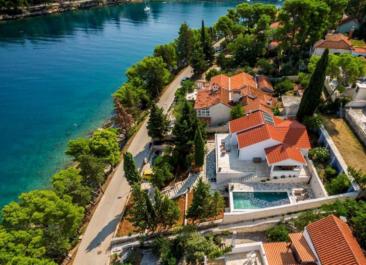 Luxury Villa Dream And Live With Pool By The Beach Splitska Exterior photo