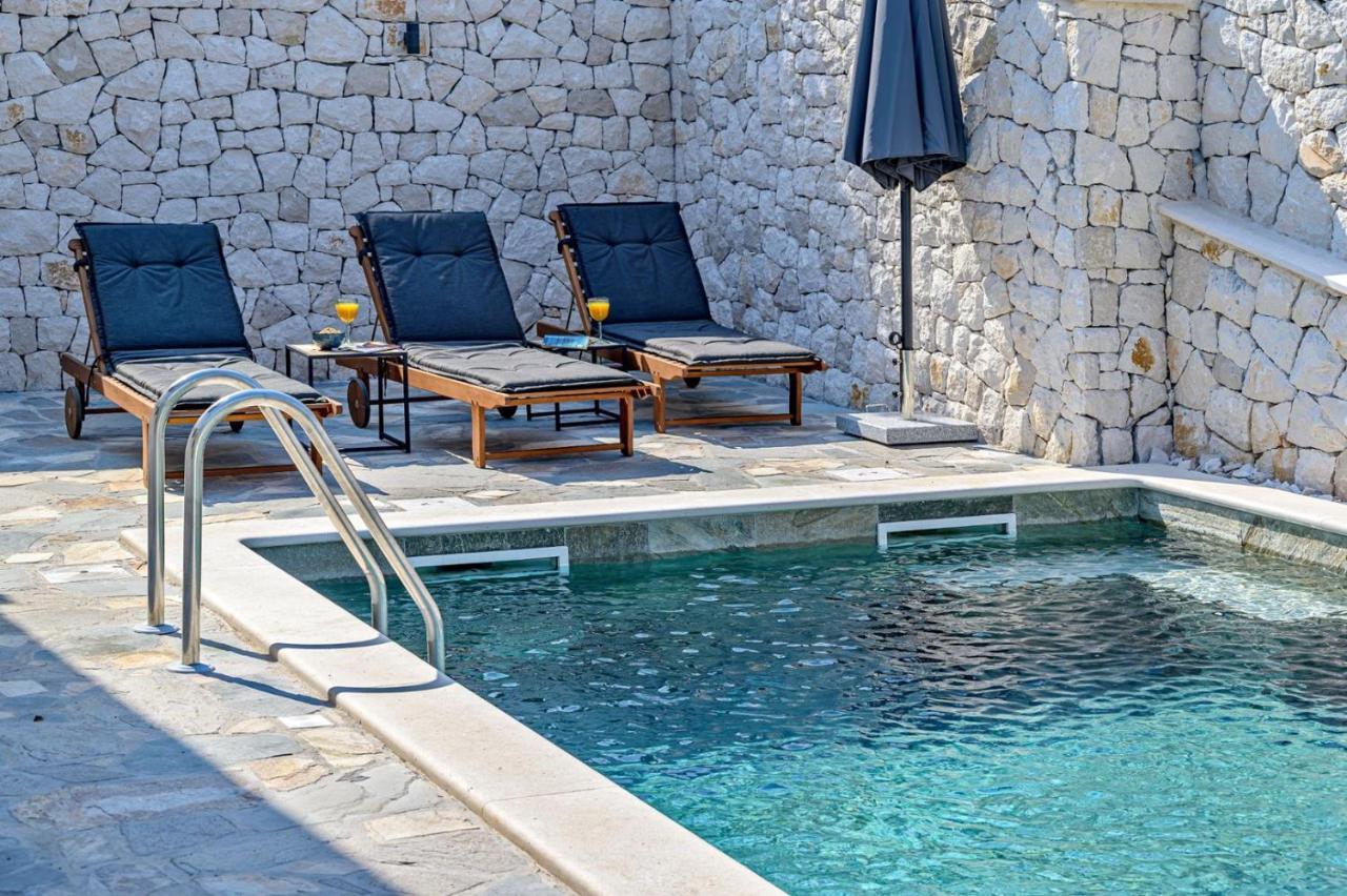 Luxury Villa Dream And Live With Pool By The Beach Splitska Exterior photo