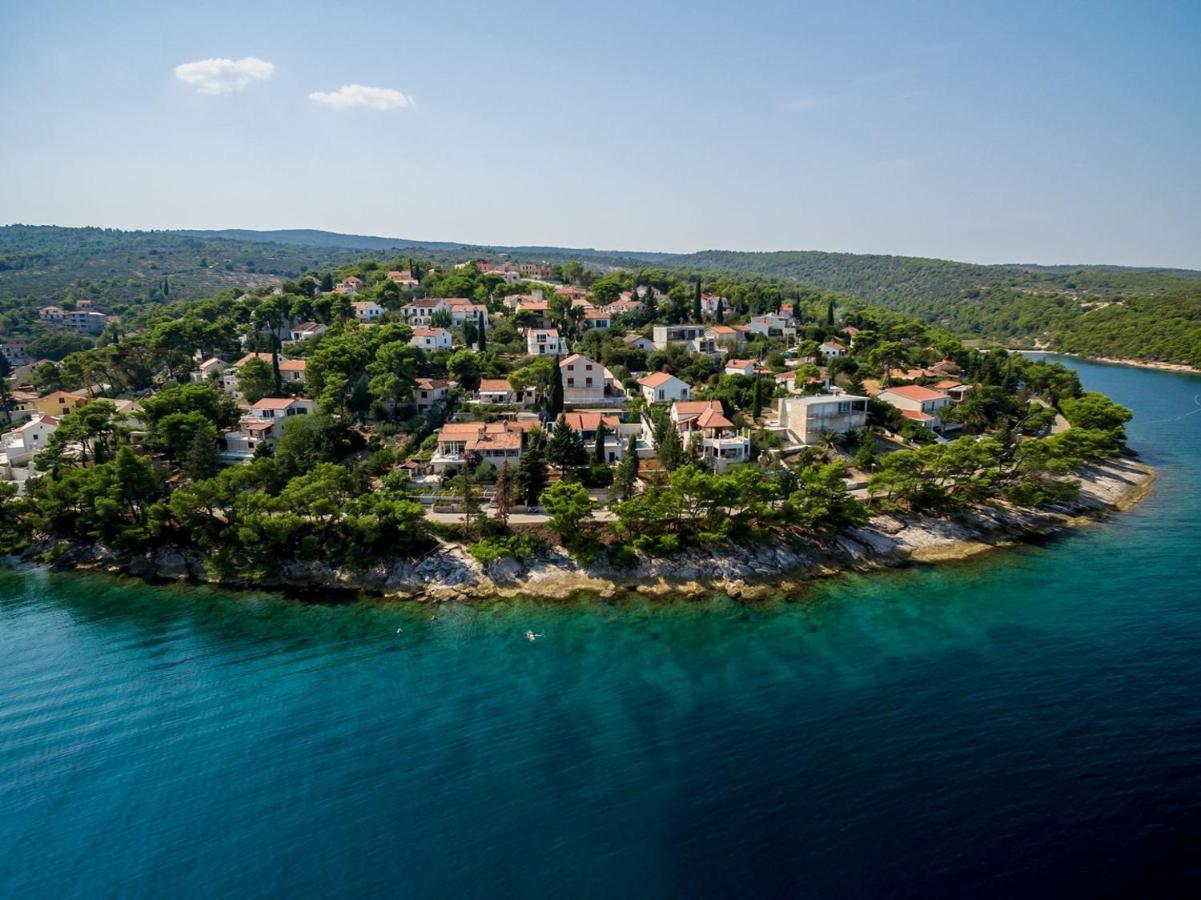 Luxury Villa Dream And Live With Pool By The Beach Splitska Exterior photo