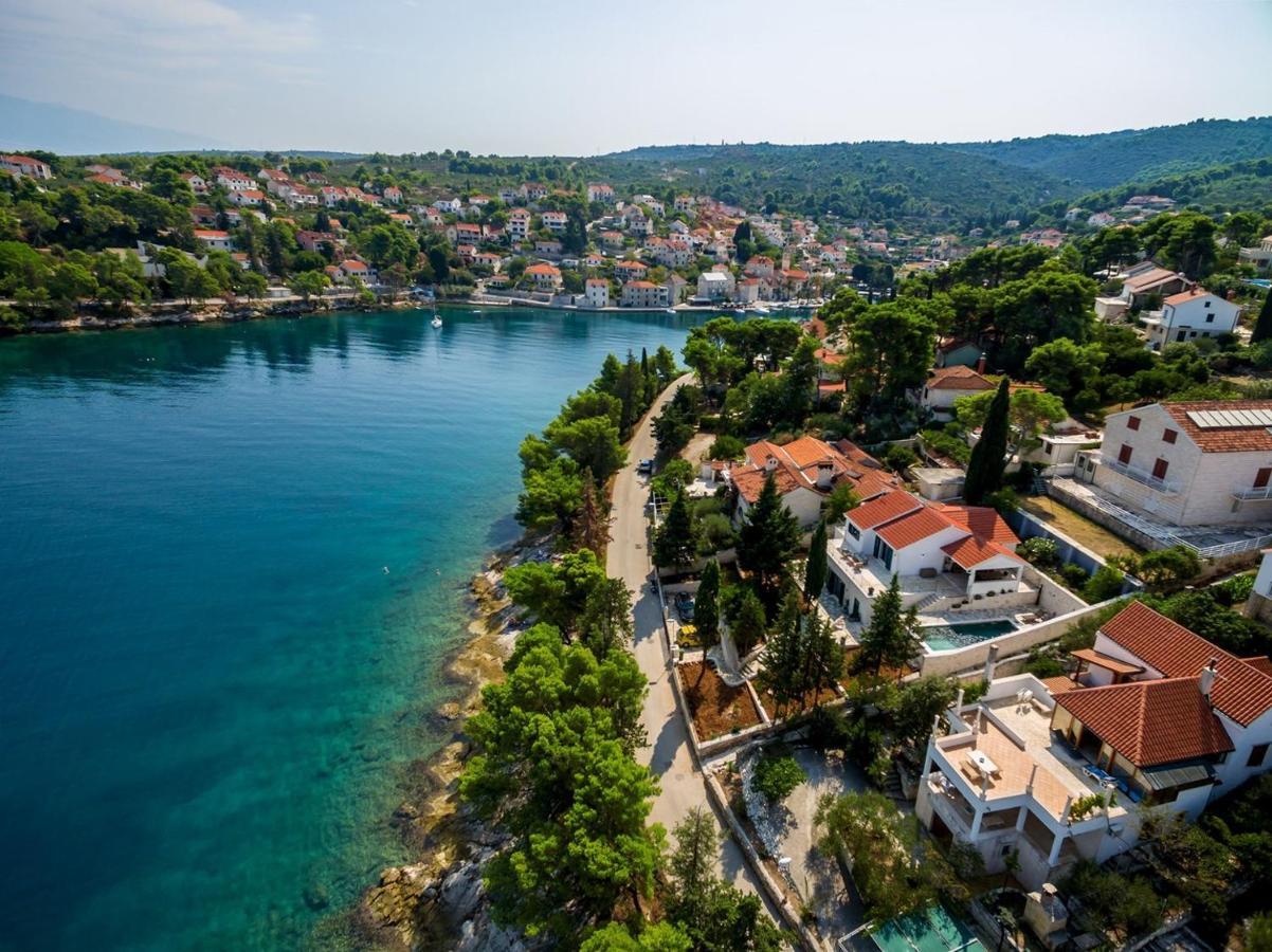 Luxury Villa Dream And Live With Pool By The Beach Splitska Exterior photo