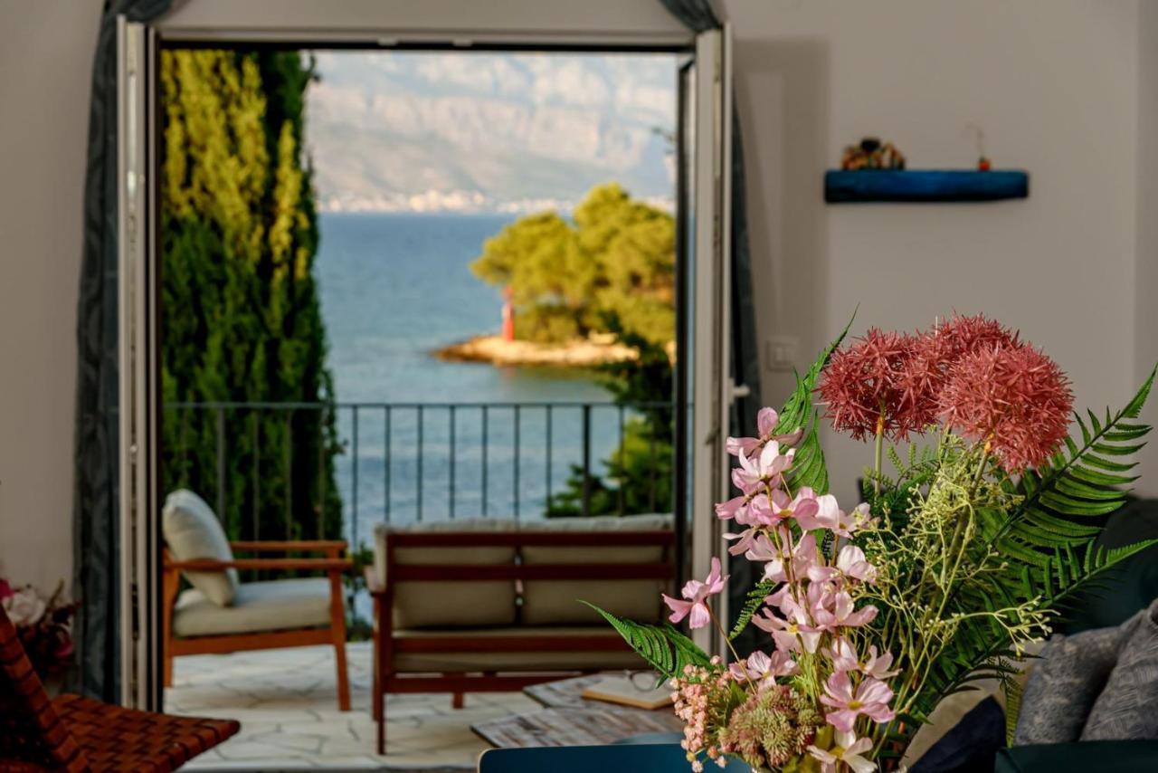 Luxury Villa Dream And Live With Pool By The Beach Splitska Exterior photo