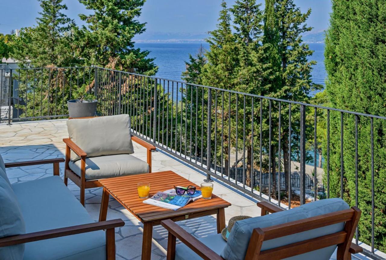 Luxury Villa Dream And Live With Pool By The Beach Splitska Exterior photo