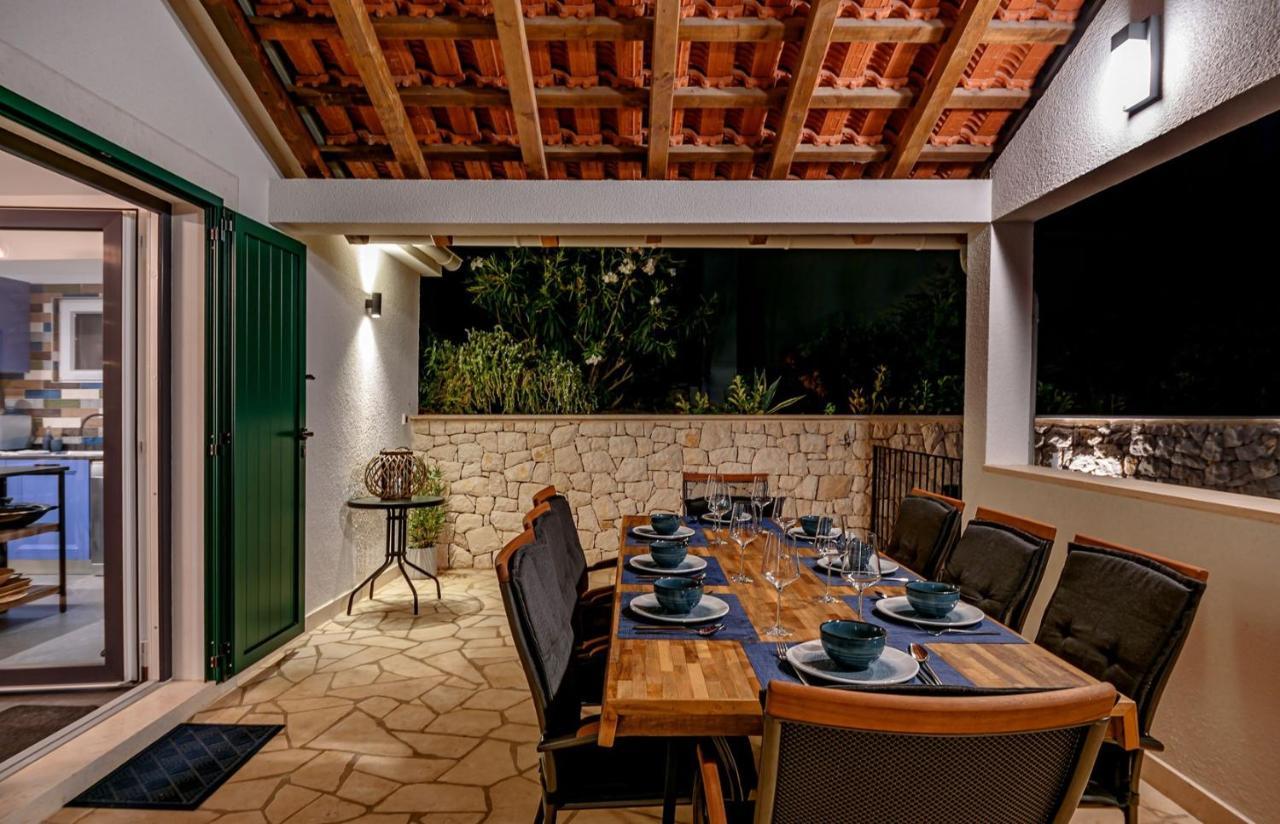 Luxury Villa Dream And Live With Pool By The Beach Splitska Exterior photo