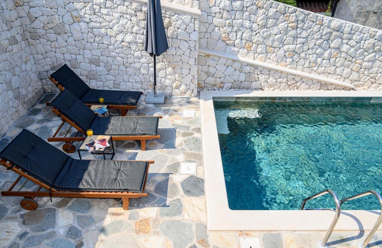 Luxury Villa Dream And Live With Pool By The Beach Splitska Exterior photo