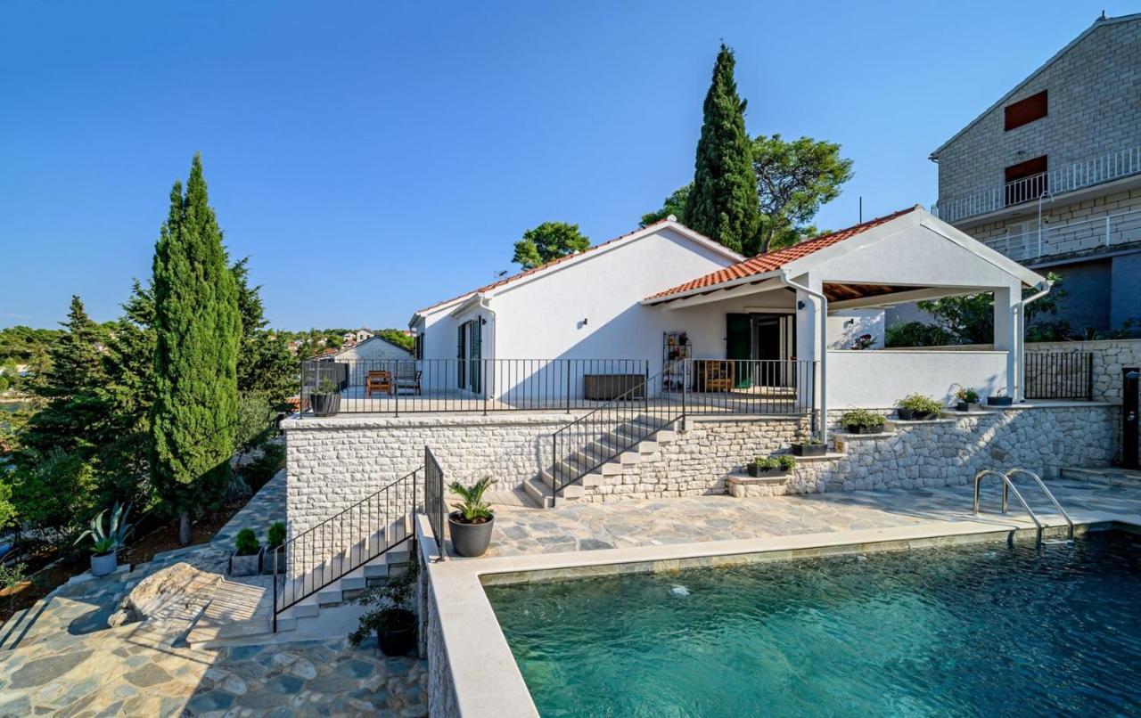 Luxury Villa Dream And Live With Pool By The Beach Splitska Exterior photo