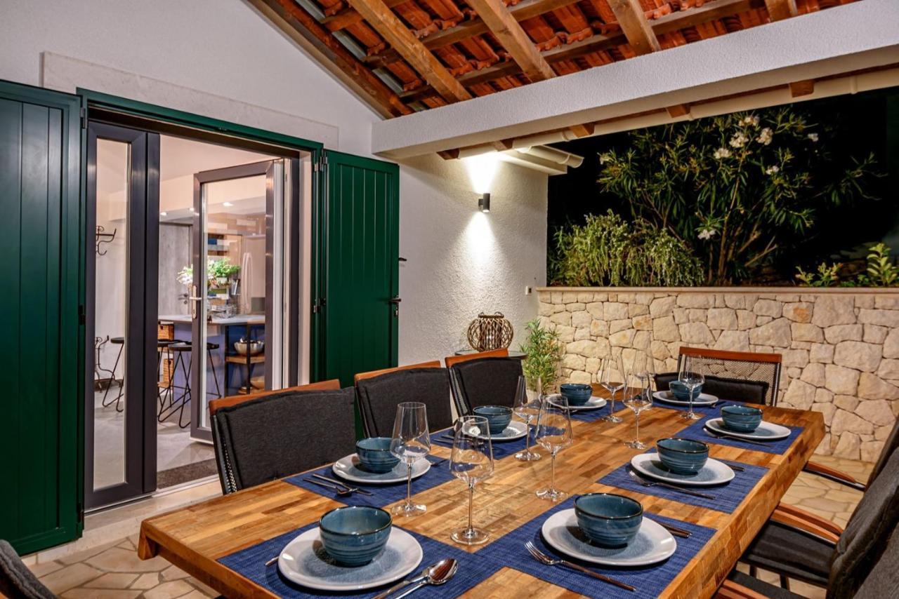 Luxury Villa Dream And Live With Pool By The Beach Splitska Exterior photo