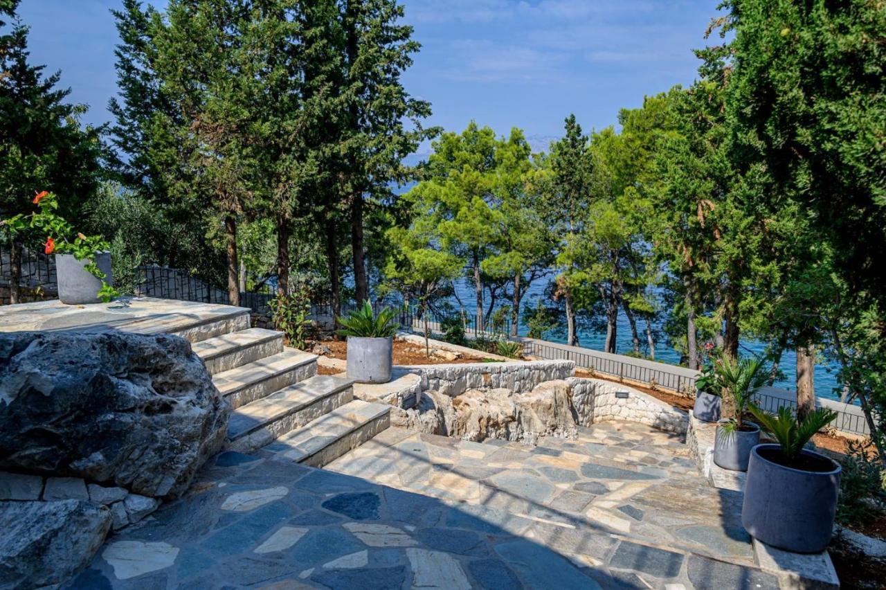 Luxury Villa Dream And Live With Pool By The Beach Splitska Exterior photo